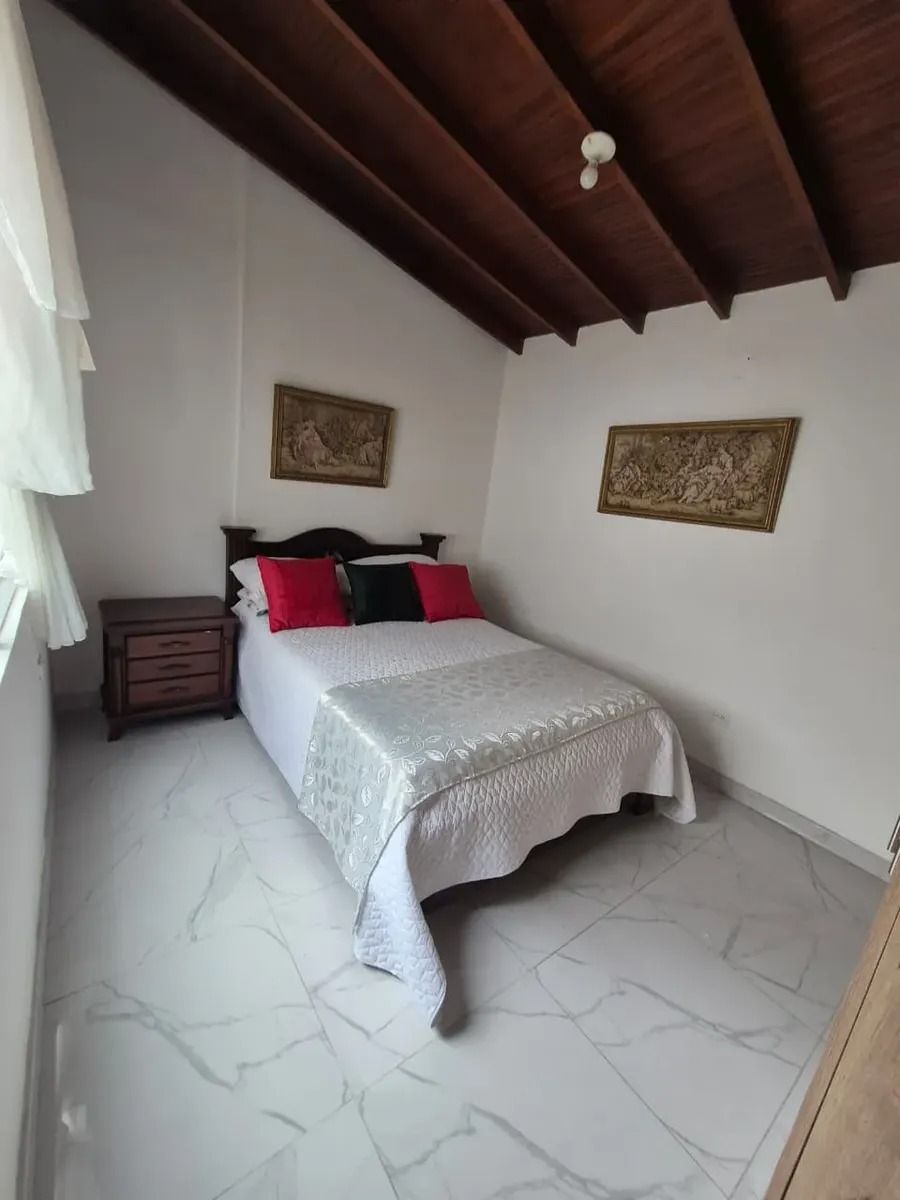 Casa para venta en Medellín laureles 2 piso con parqueadero