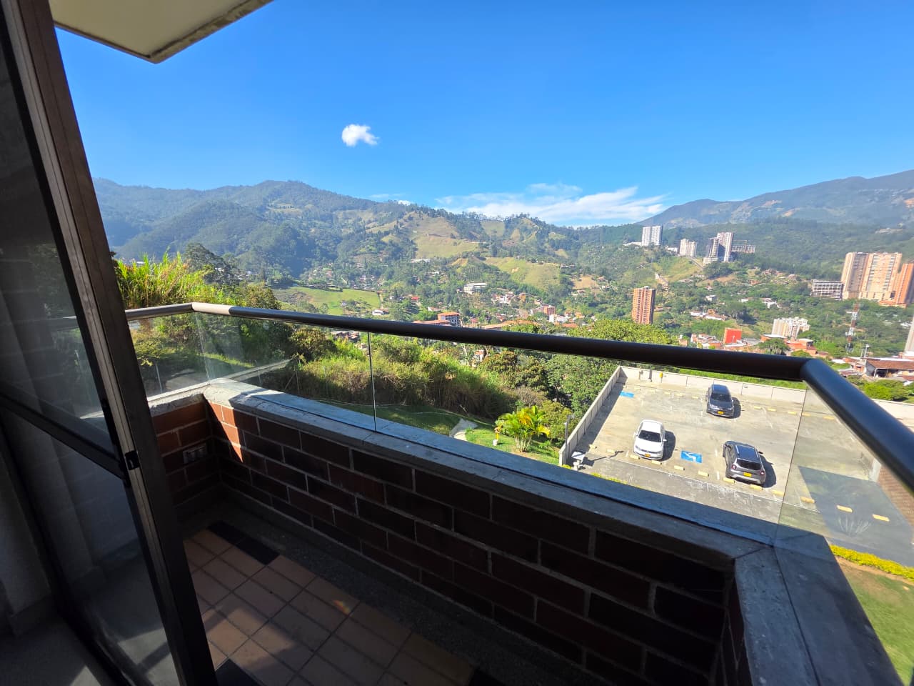 Apartamento en venta Las Lomitas Sabaneta - parqueadero y util