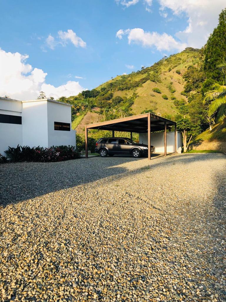 SE VENDE FINCA EN GIRARDOTA (ANTIOQUIA)