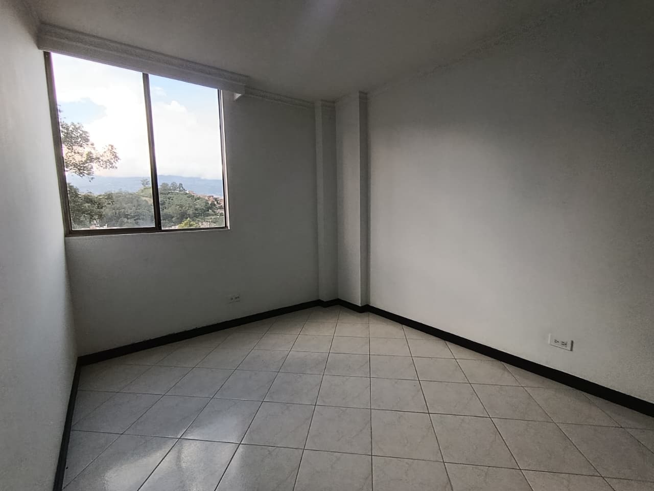 Apartamento en arriendo en Loma de los Bernal Medellín