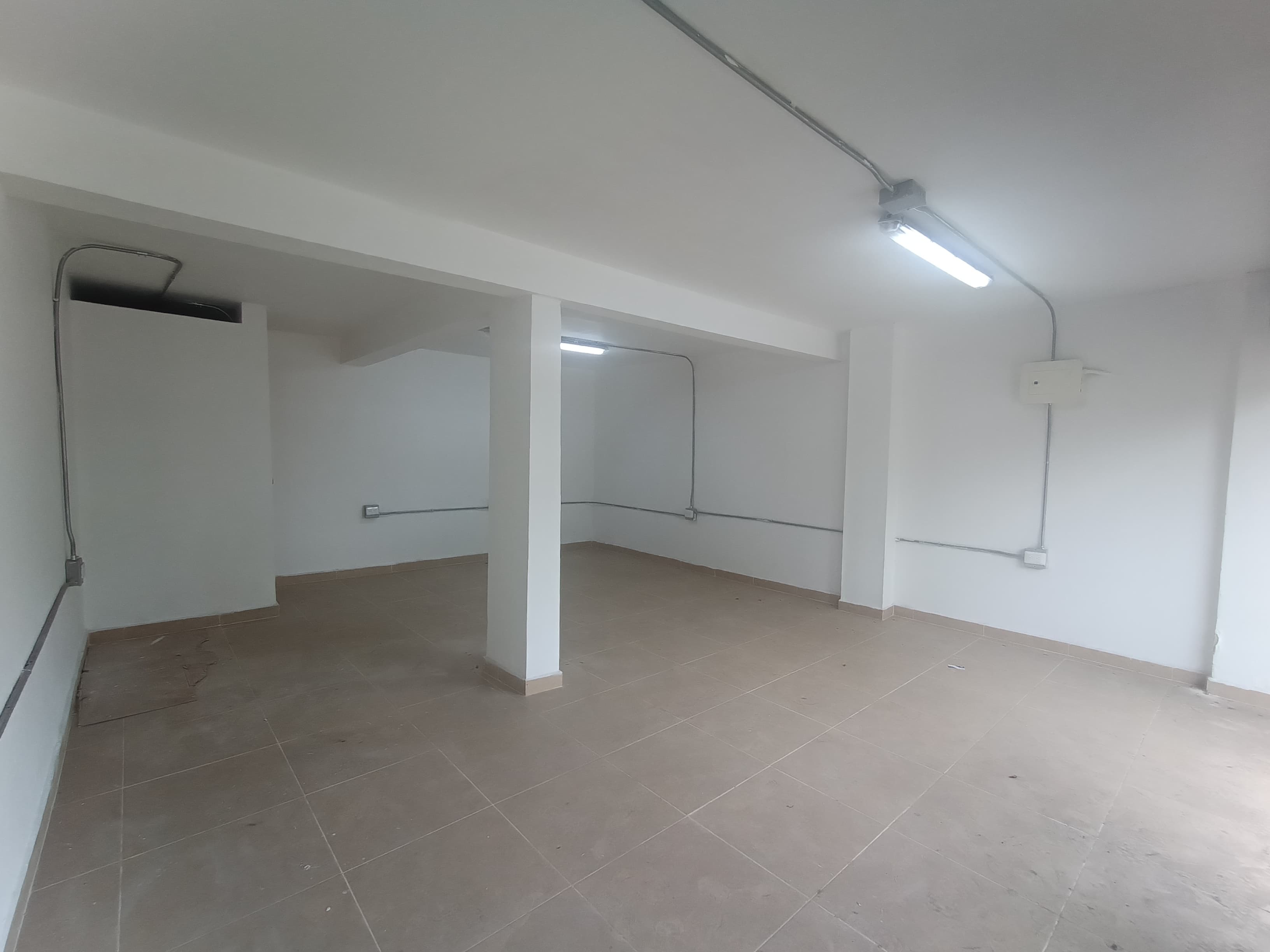 Local comercial para renta en avenida principal sobre la 80