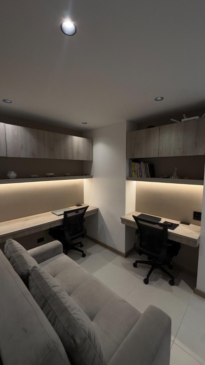 Venta De Hermoso  Apartamento En Los Colores Medellín