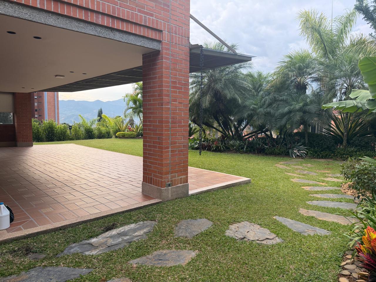 Casa en  venta en la Calera el    Poblado Medellin