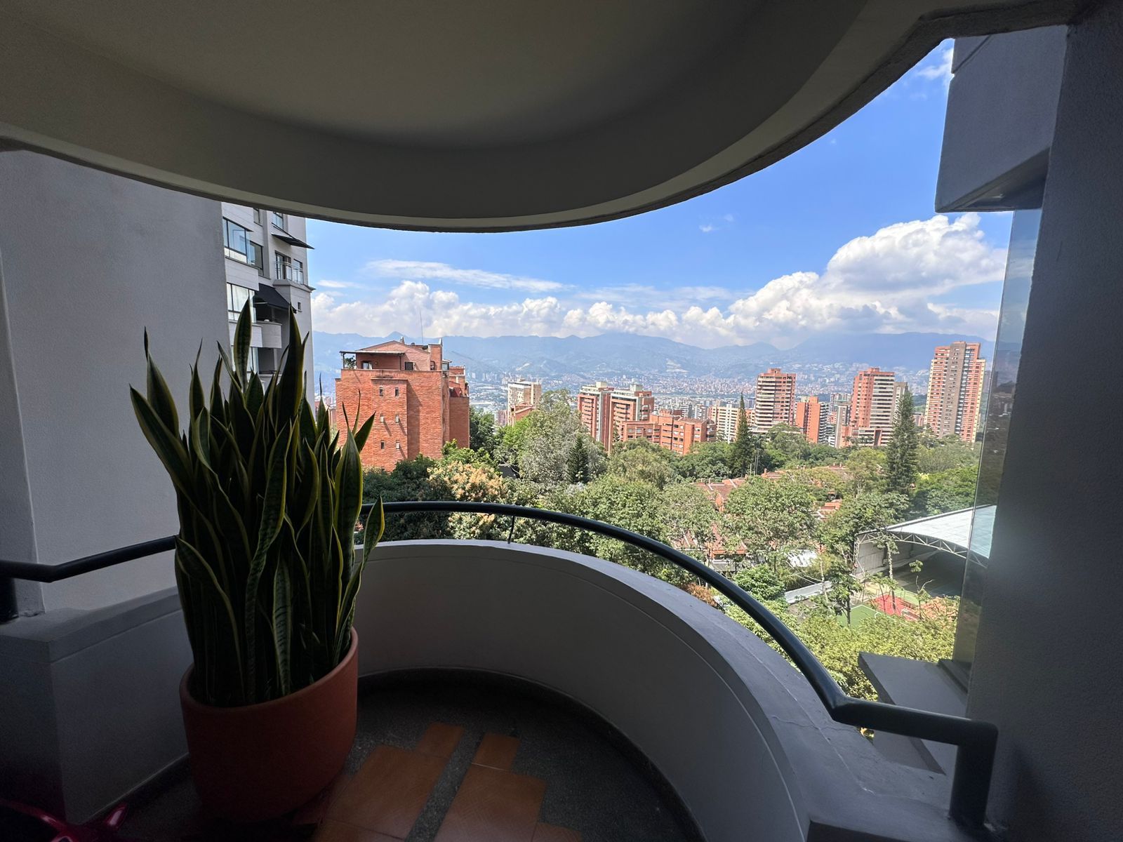 VENDO APARTAMENTO (BAJO DE PRECIO) EL POBLADO MEDELLIN