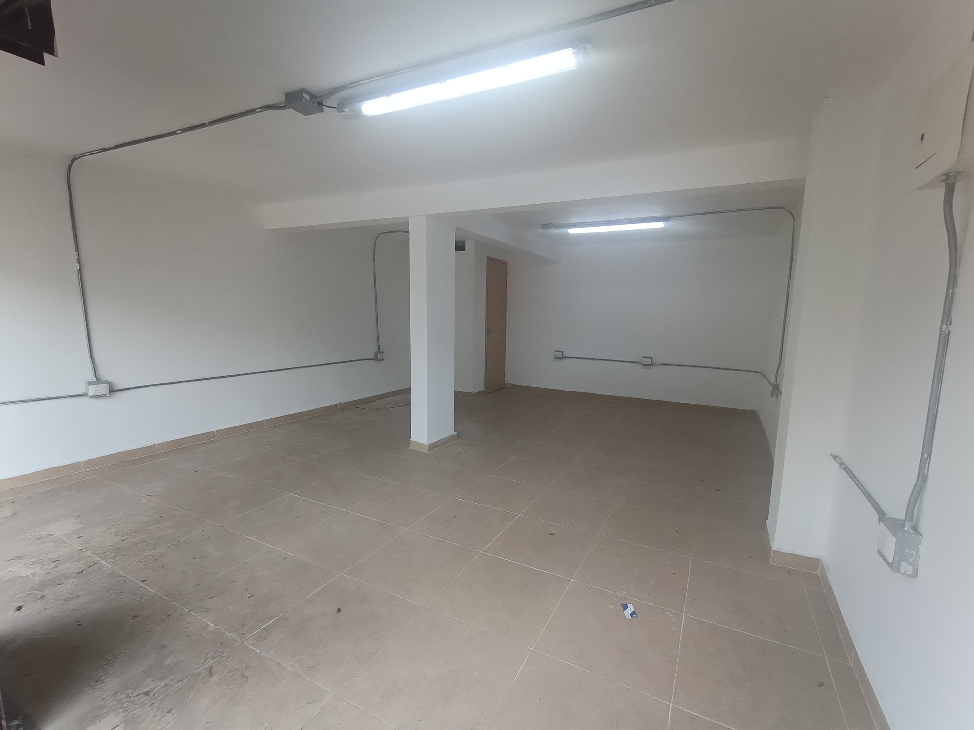 Local comercial para renta en avenida principal sobre la 80