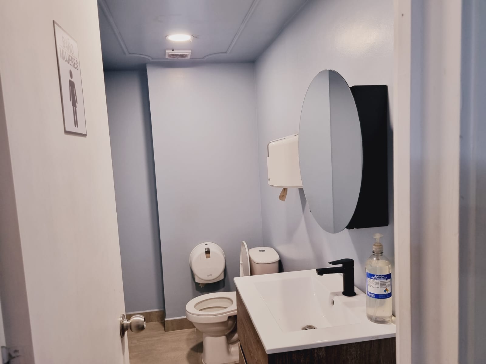 EDIFICIO EN VENTA ESTRATEGICAMENTE COMERCIAL EN POBLADO, MEDELLIN