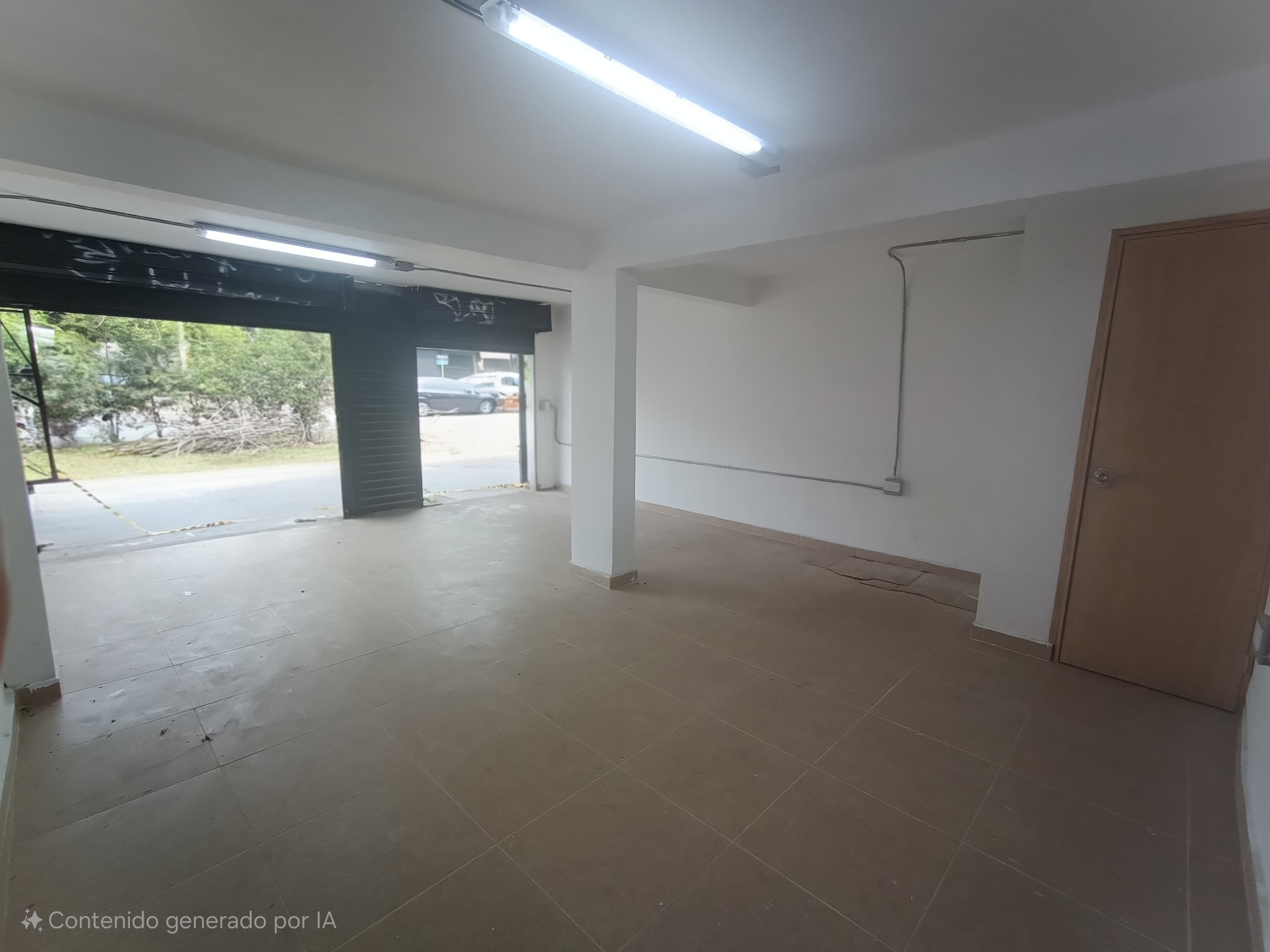 Local comercial para renta en avenida principal sobre la 80