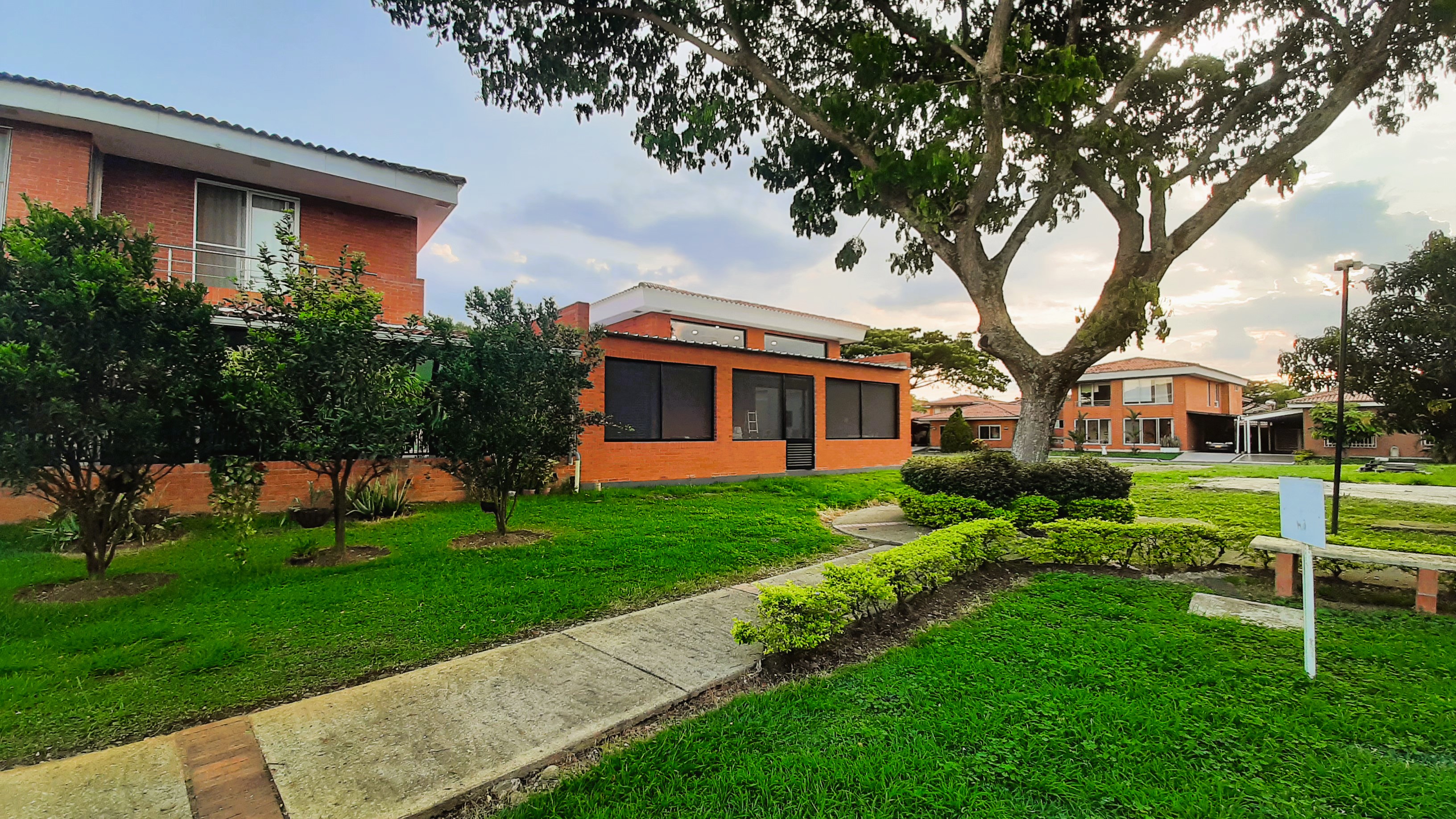 CASA EN VENTA AL SUR  HACIENDA EL CASTILLO CR PRADERA JAMUNDI