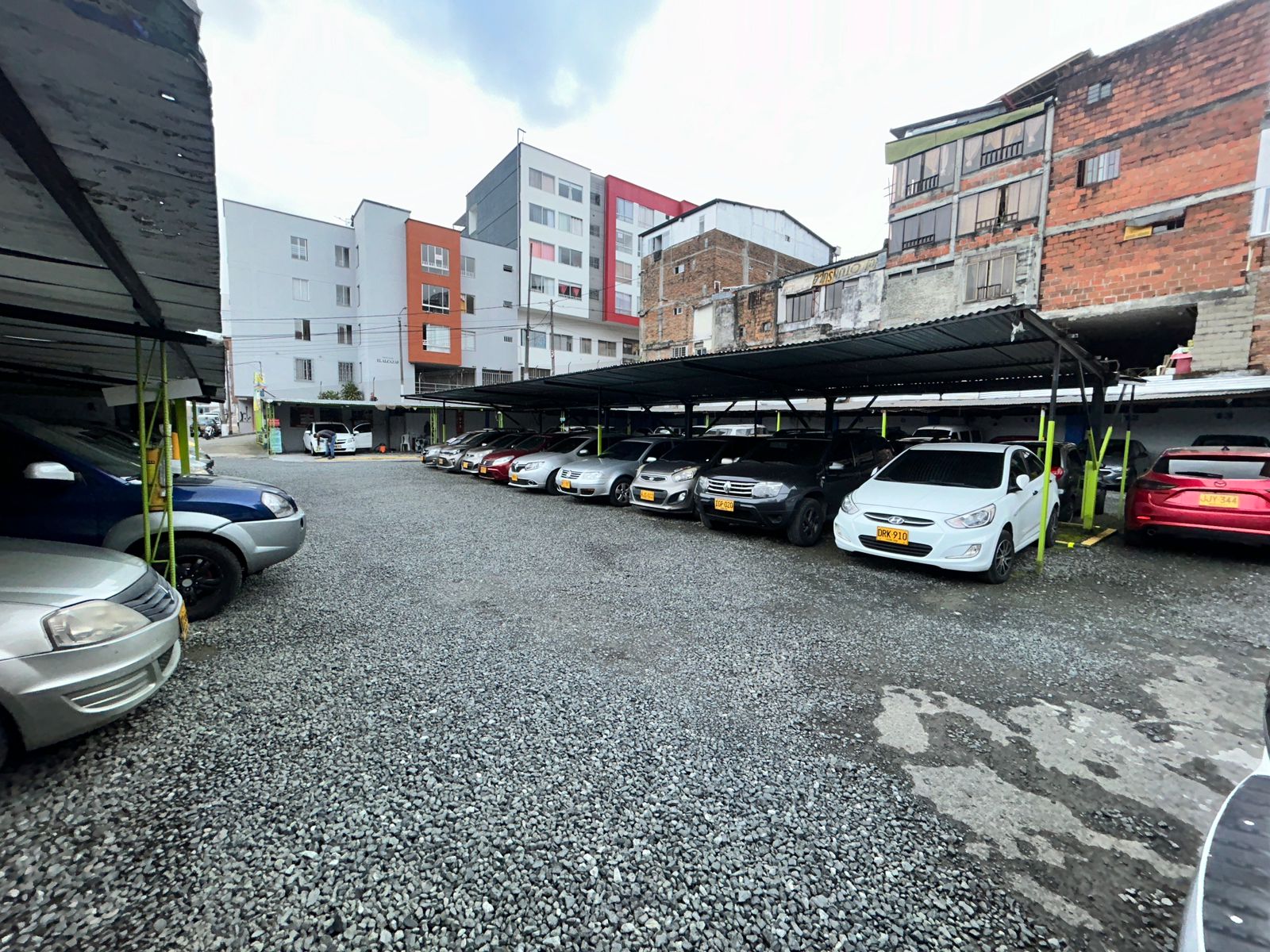 se vende lote con parqueadero en el centro de pereira