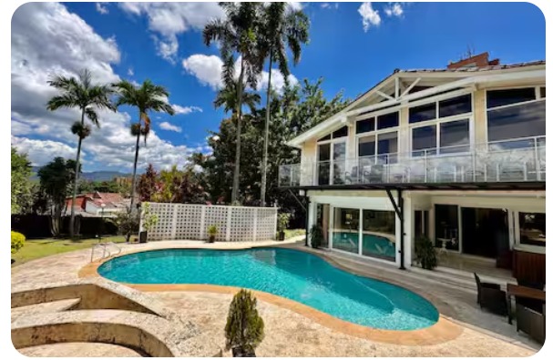 Casa en venta — CASA EN VENTA POBLADO SECTOR INTERMEDIA LICENCIA RENTAS CORTAS