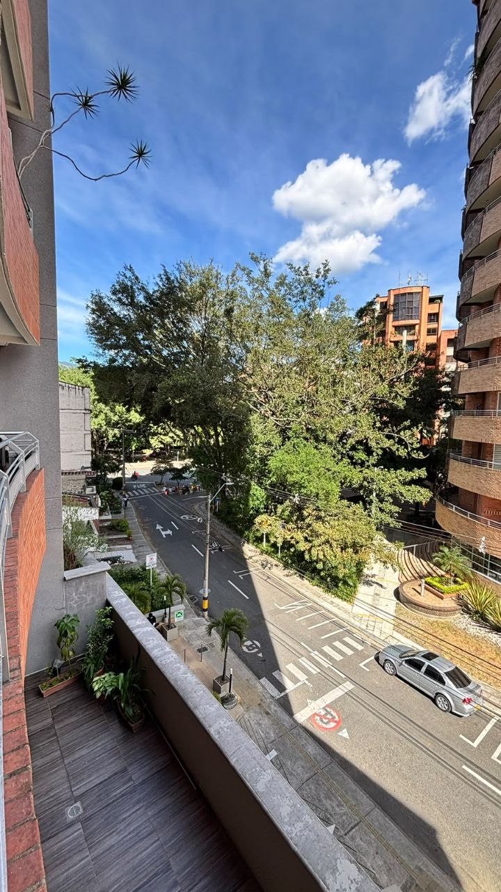 Apartamento en venta — Apartamento Amplio en Venta en Laureles, Primer Parque 153 m²