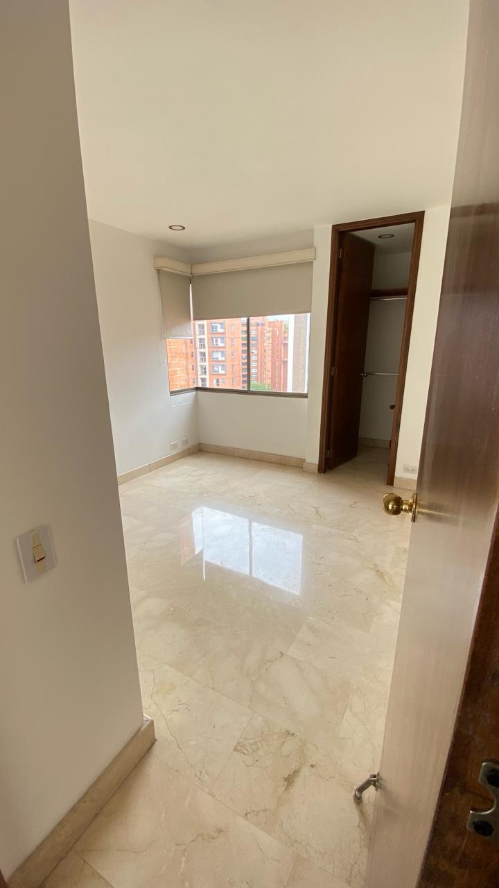 VENDO AMPLIO Y HERMOSO APARTAMENTO EN EL POBLADO LALINDE — foto 2 de 19