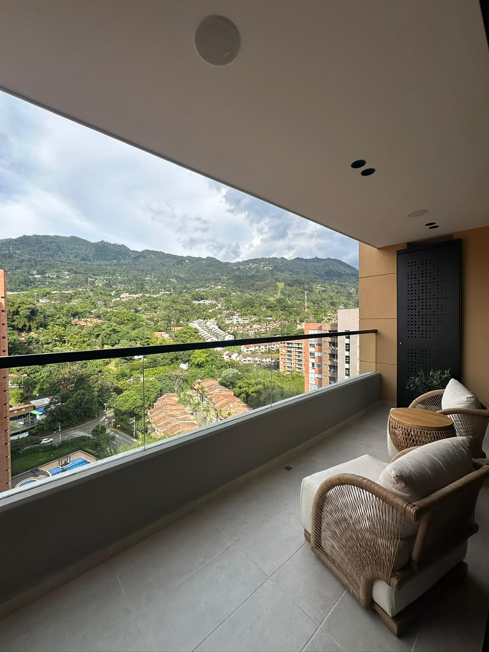 Apartamento en arriendo — EN RENTA APARTAMENTO PH AMOBLADO LOMA DEL ESPERALDAL ENVIGADO