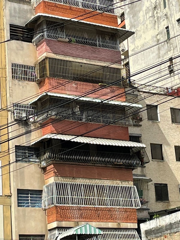 Apartamento en venta Av Fuerzas Armadas 62mts/2H/1B