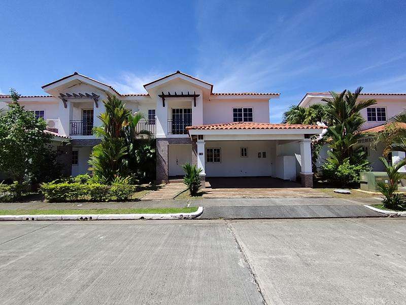 VENTA DE CASA EN QUINTAS DE VERSALLES (OF) 