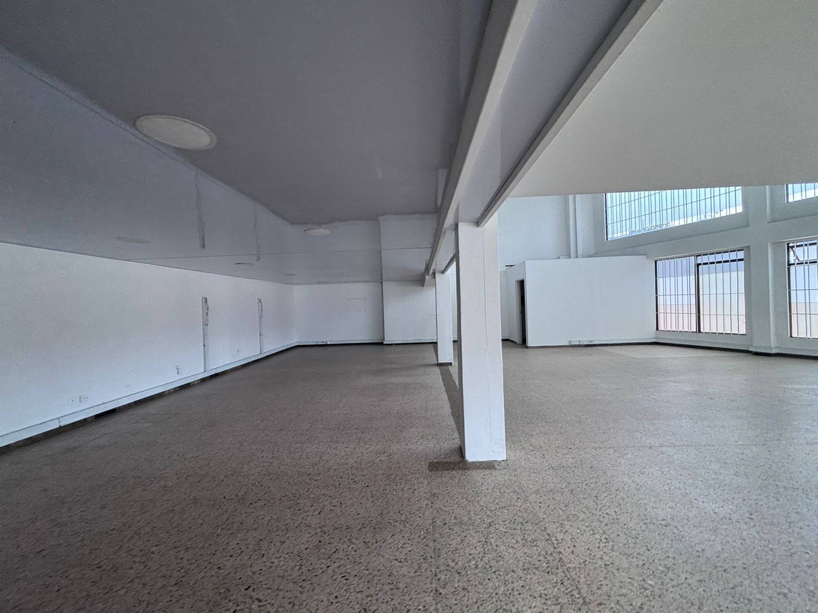 se arrienda local con oficinas en engativa