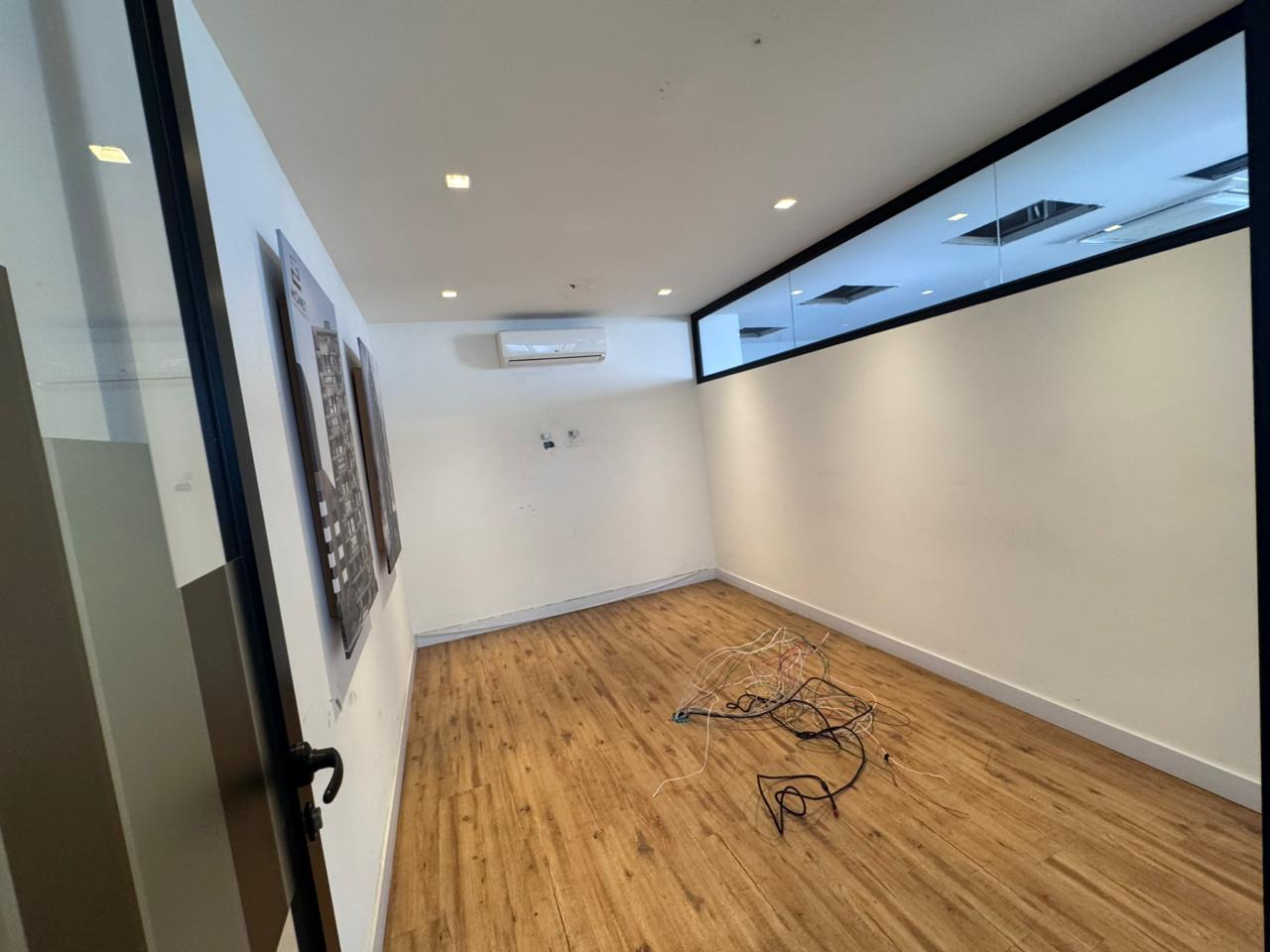 se vende oficina en el poblado