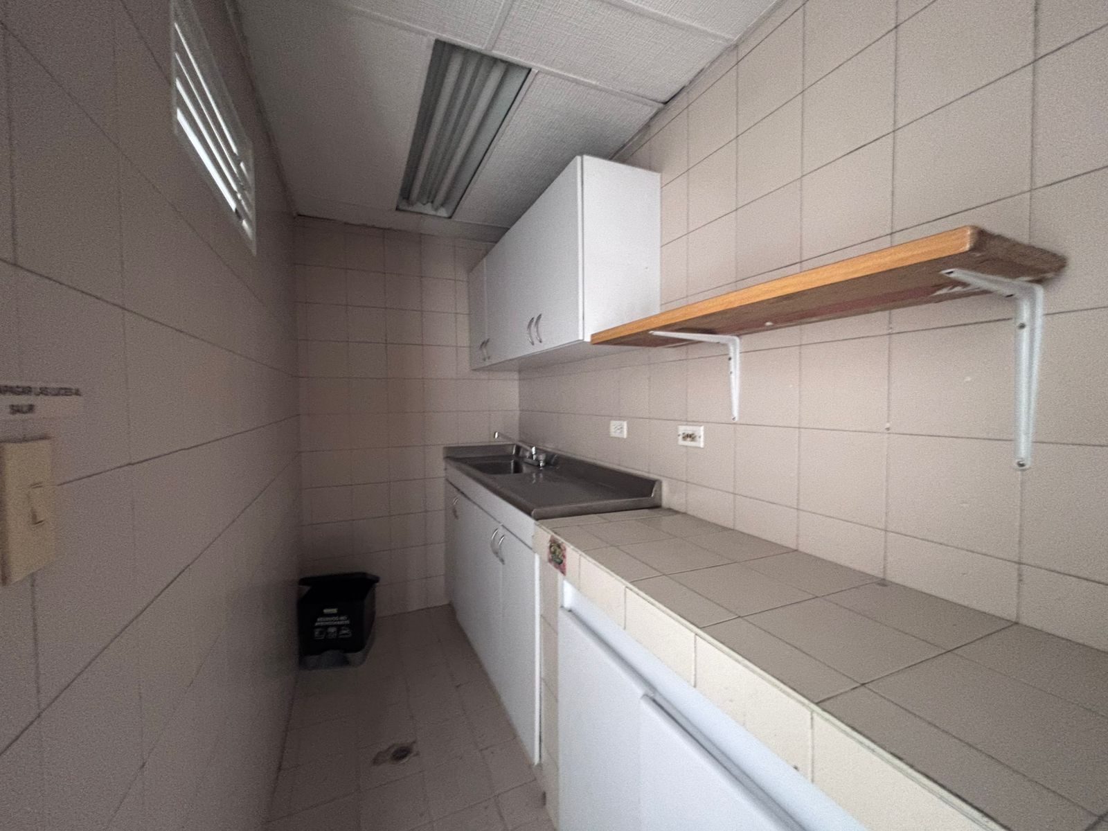 se arrienda local con oficinas en engativa