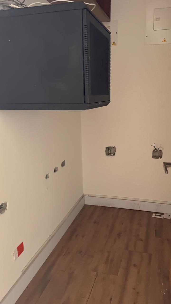 se vende oficina en el poblado