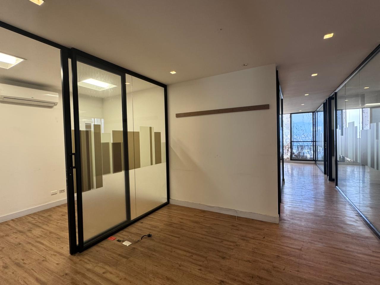 se vende oficina en el poblado