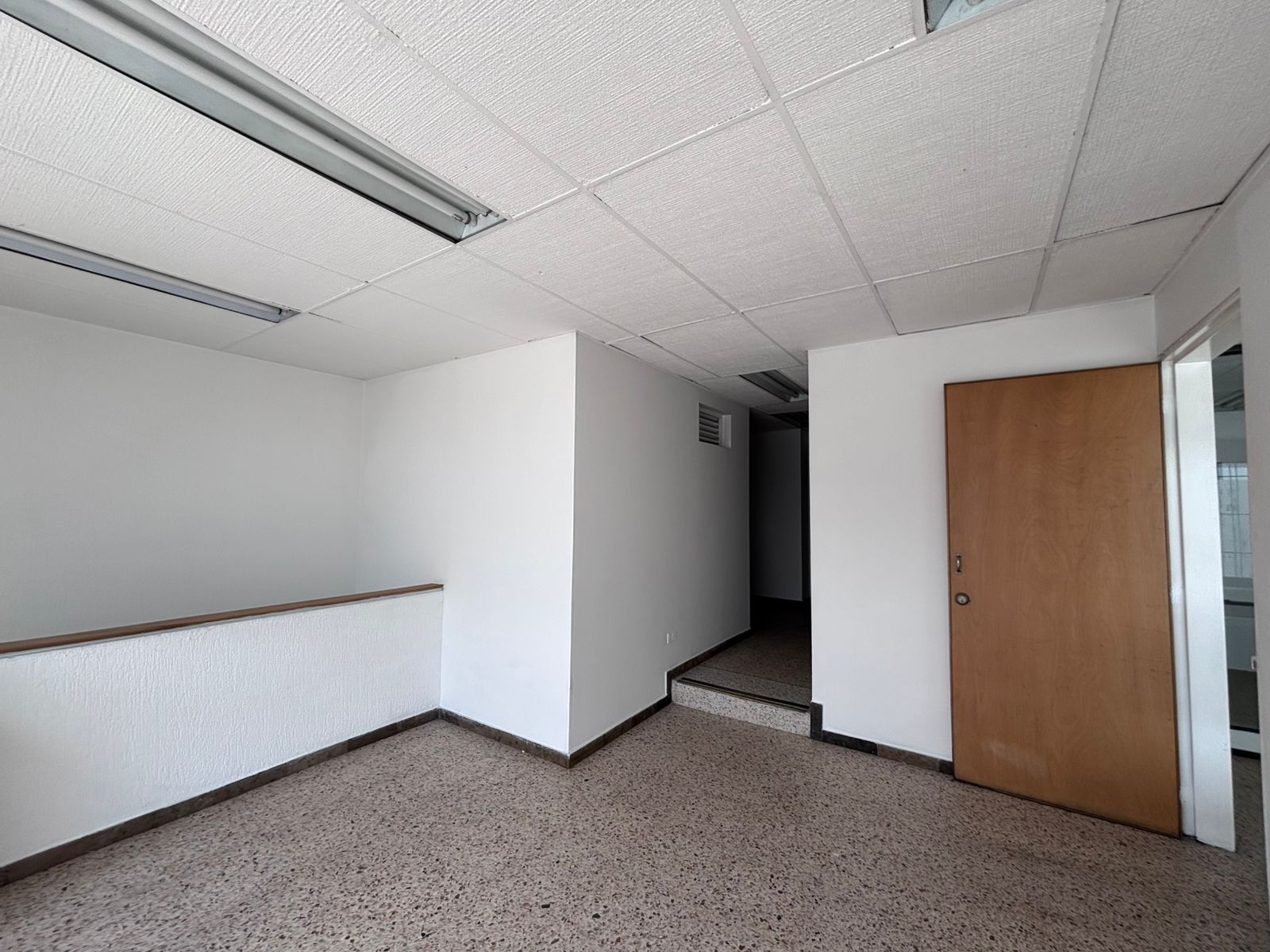 se arrienda local con oficinas en engativa