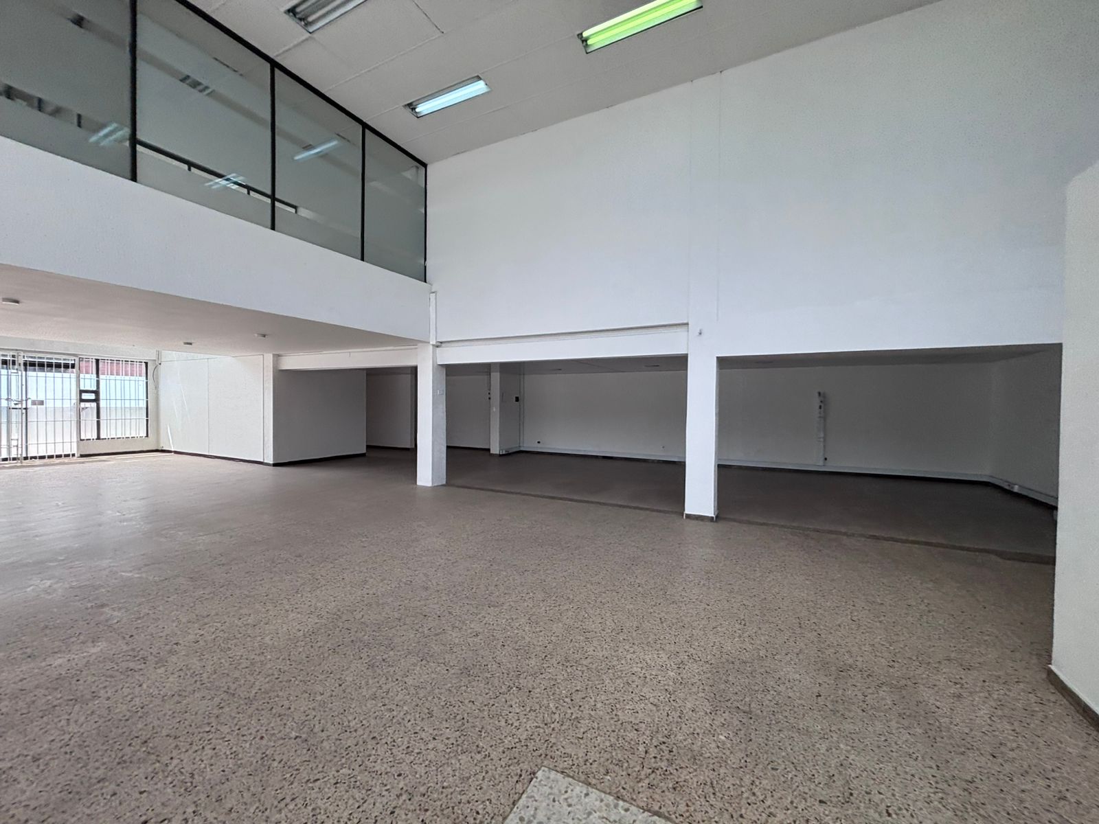 se arrienda local con oficinas en engativa