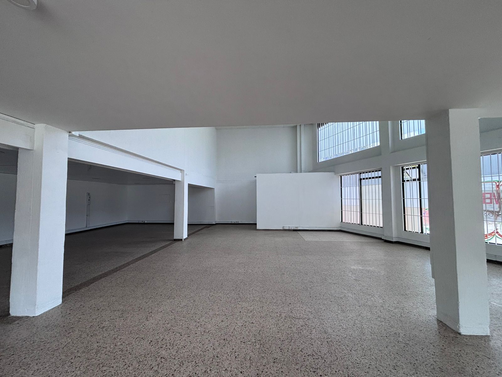 se arrienda local con oficinas en engativa