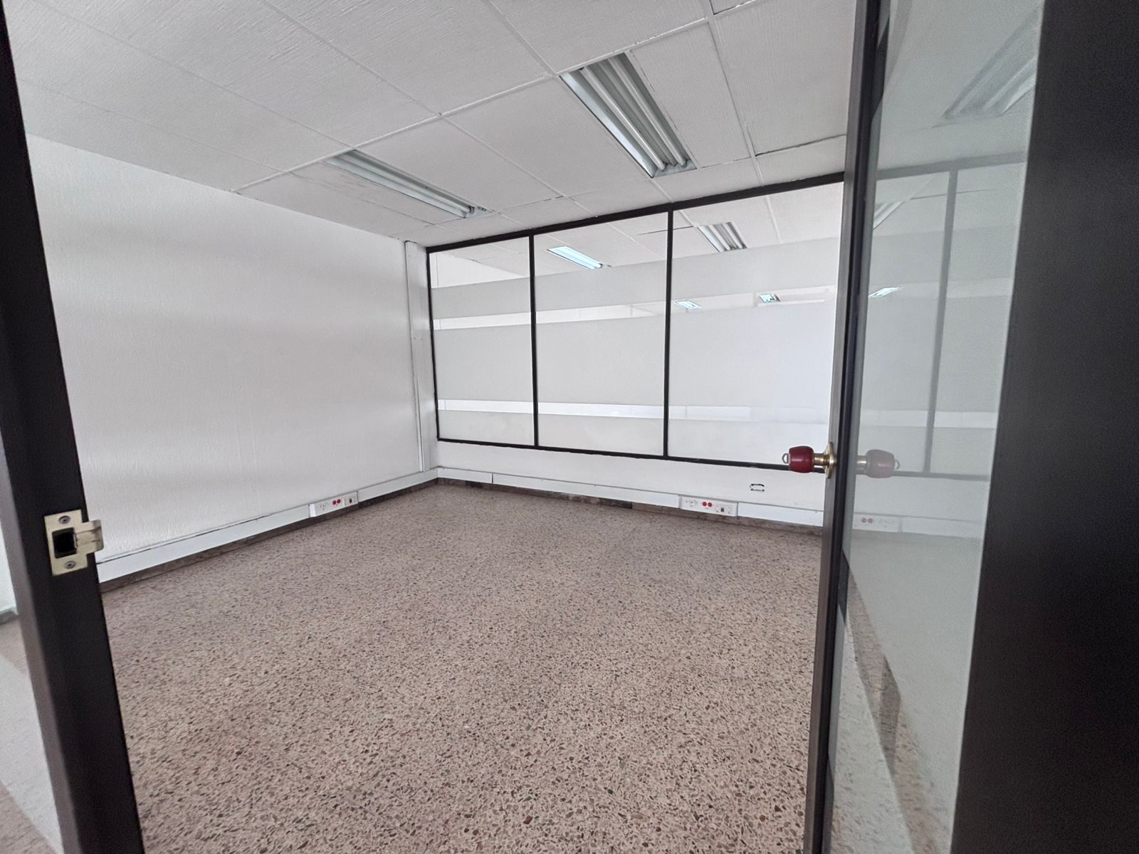 se arrienda local con oficinas en engativa