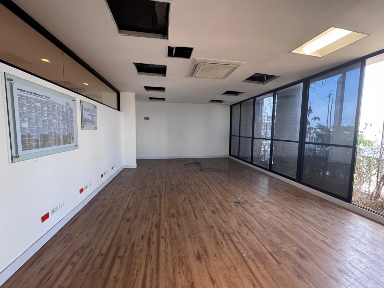 se vende oficina en el poblado