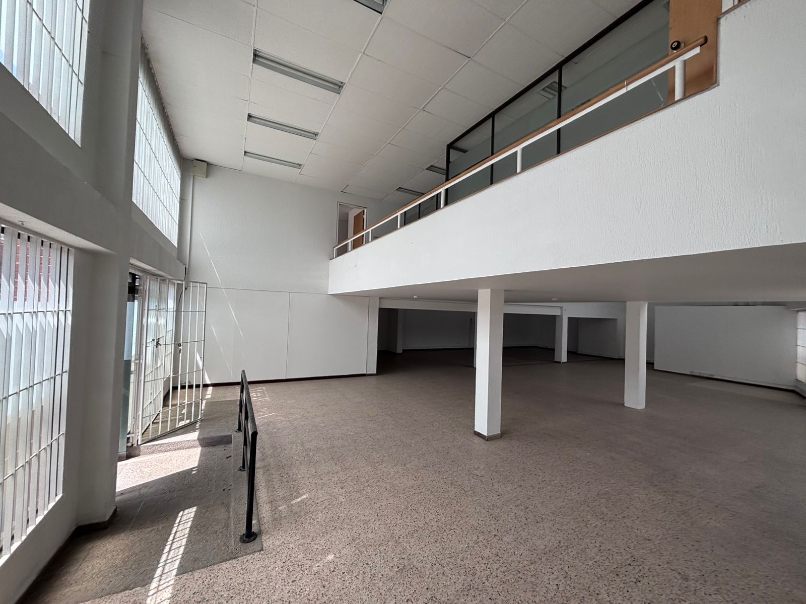 se arrienda local con oficinas en engativa