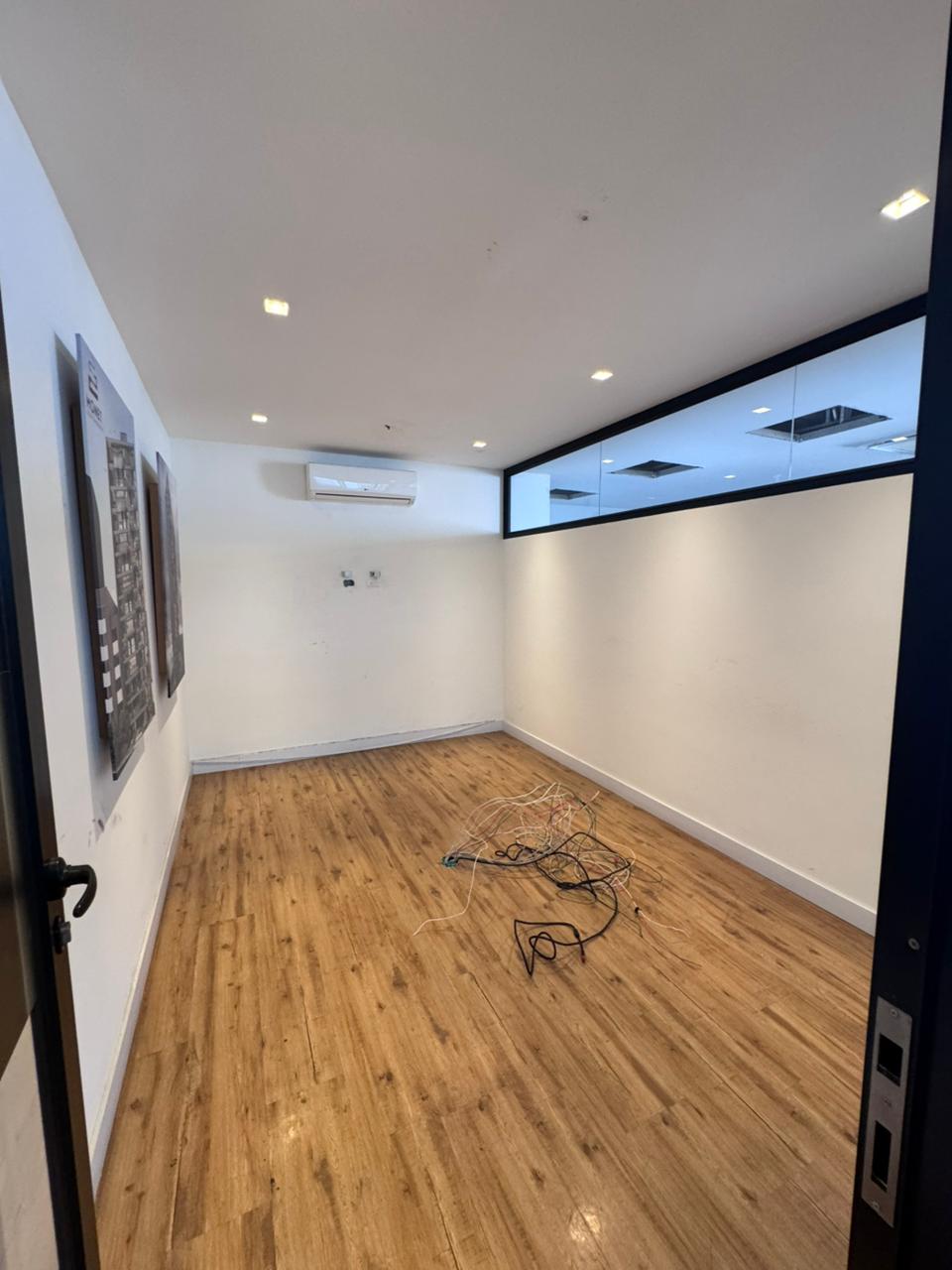 se vende oficina en el poblado