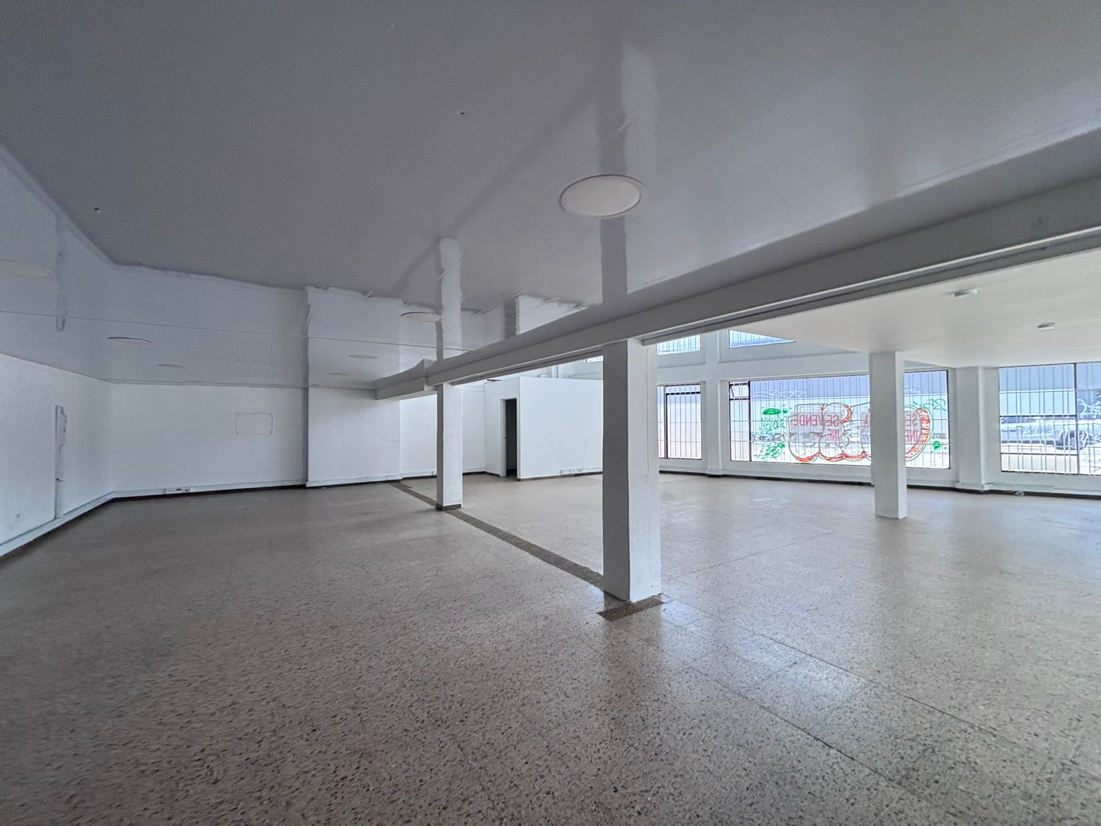 se arrienda local con oficinas en engativa