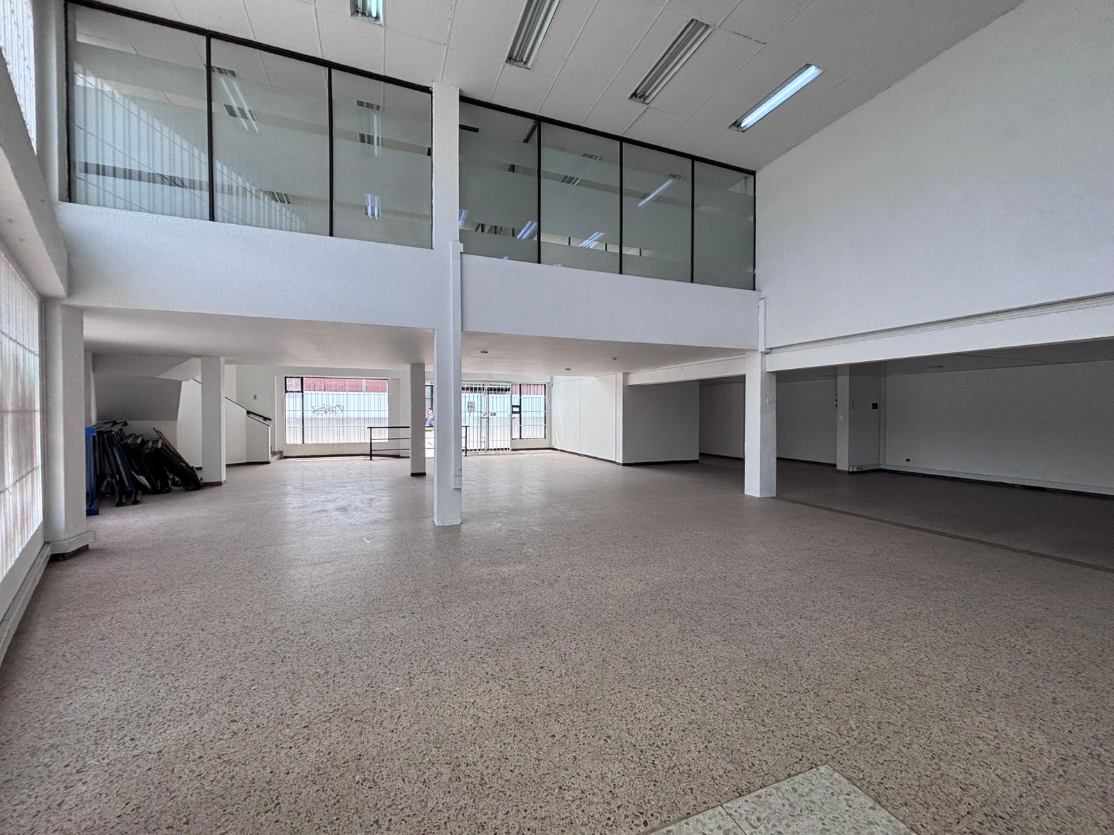 se arrienda local con oficinas en engativa