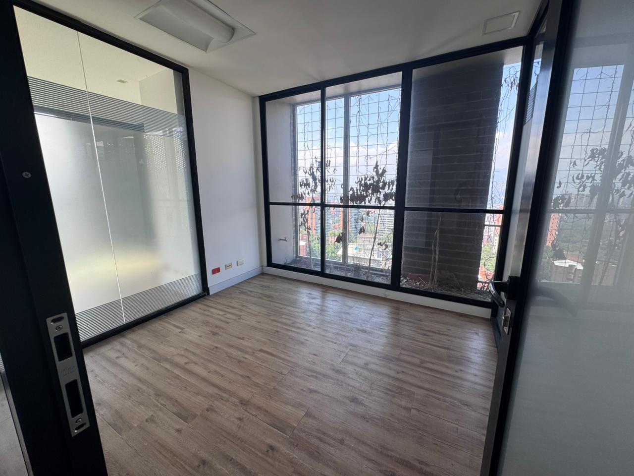 se vende oficina en el poblado