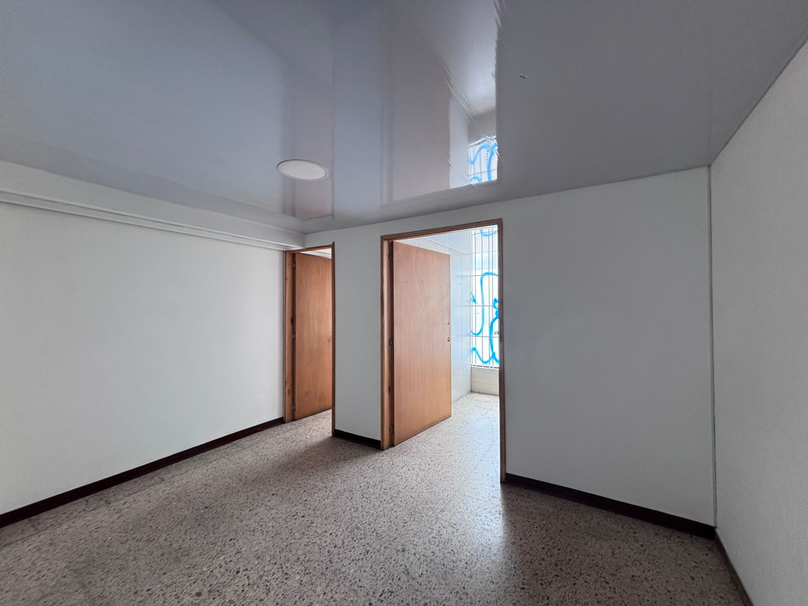 se arrienda local con oficinas en engativa