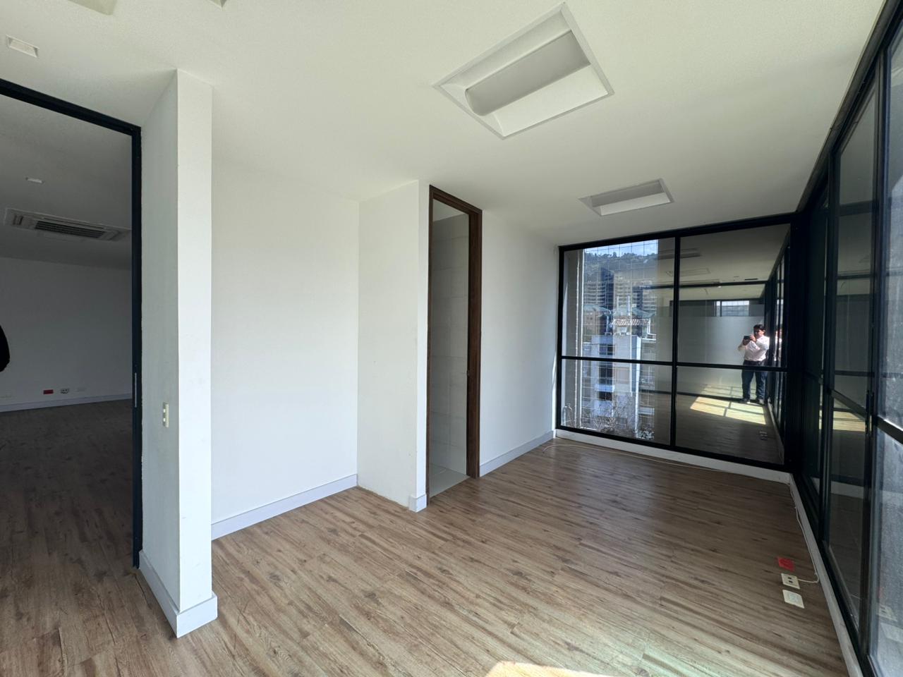 se vende oficina en el poblado