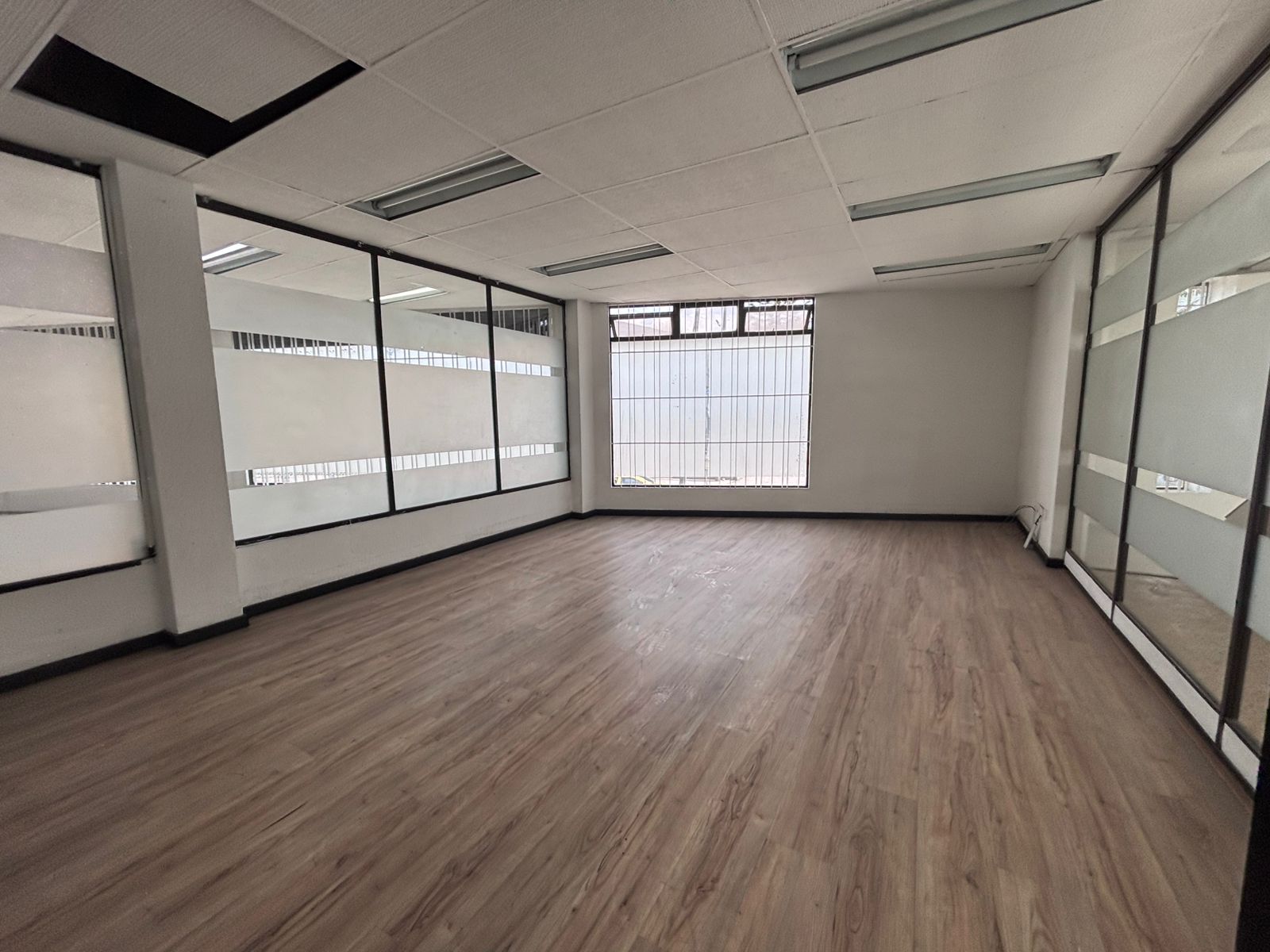 se arrienda local con oficinas en engativa