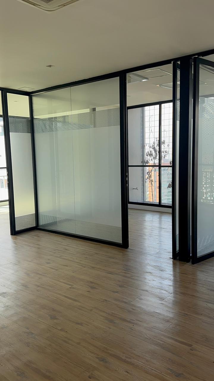 se vende oficina en el poblado