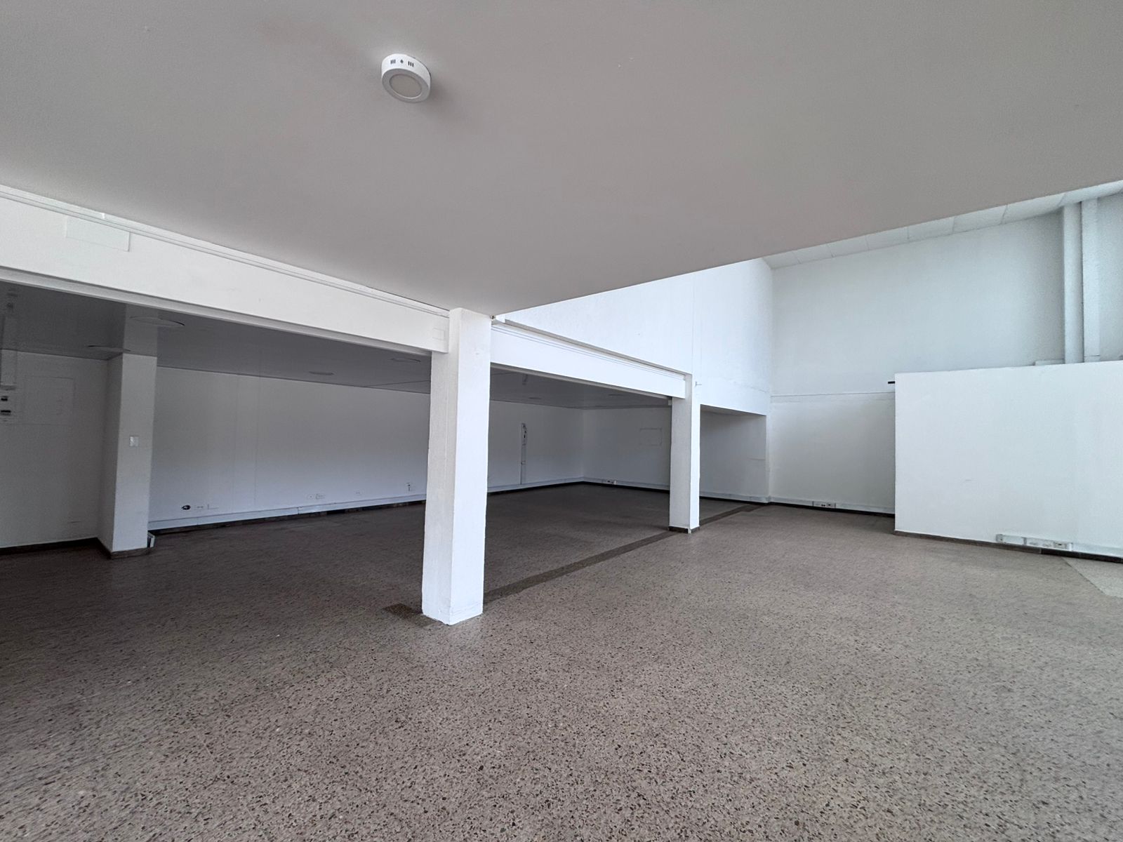 se arrienda local con oficinas en engativa