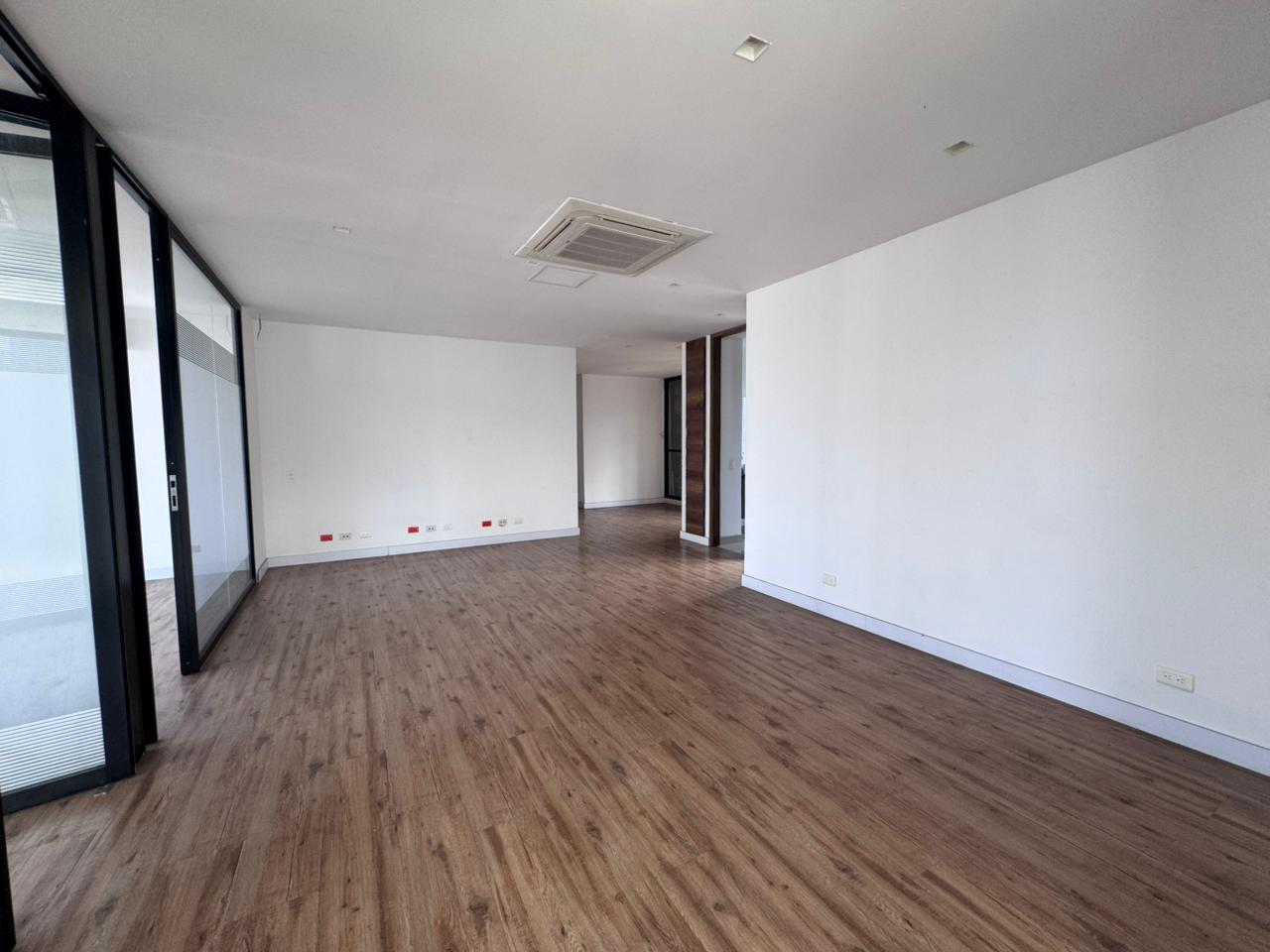 se vende oficina en el poblado