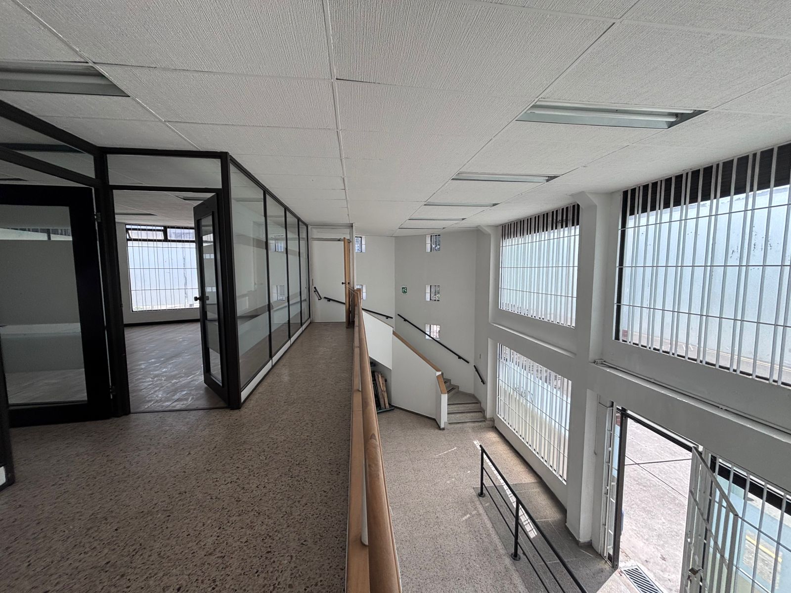 se arrienda local con oficinas en engativa