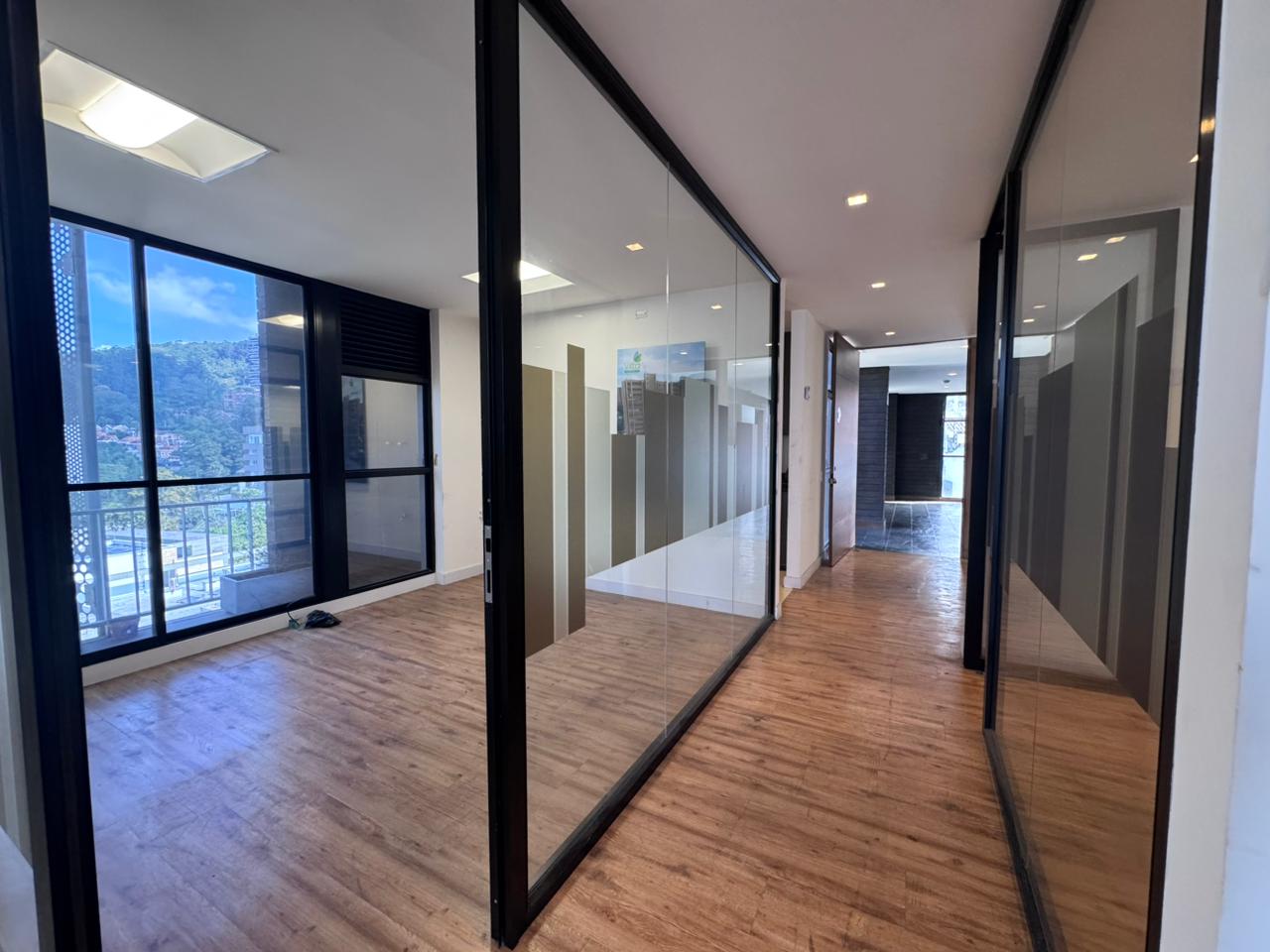 se vende oficina en el poblado