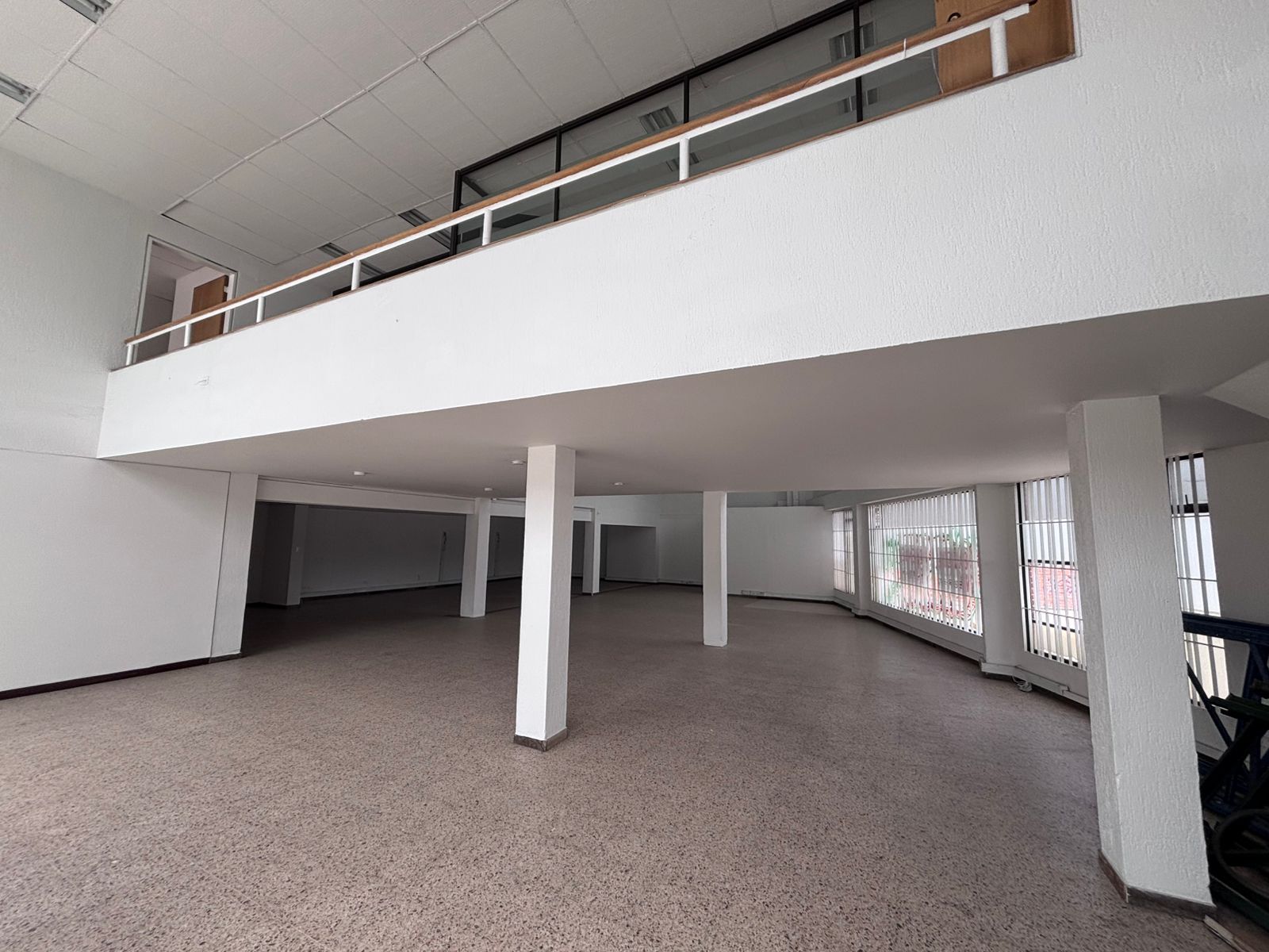 se arrienda local con oficinas en engativa