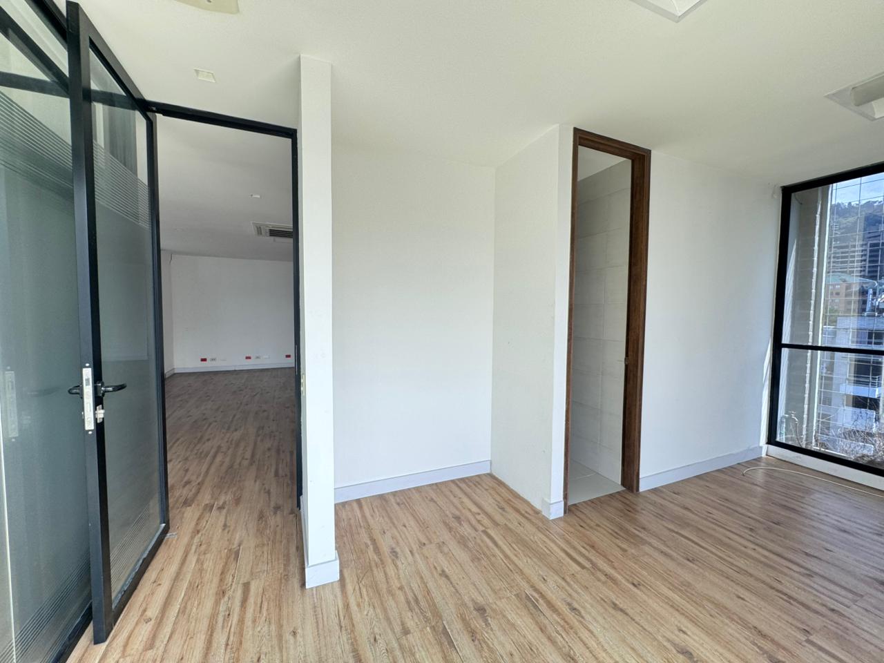 se vende oficina en el poblado