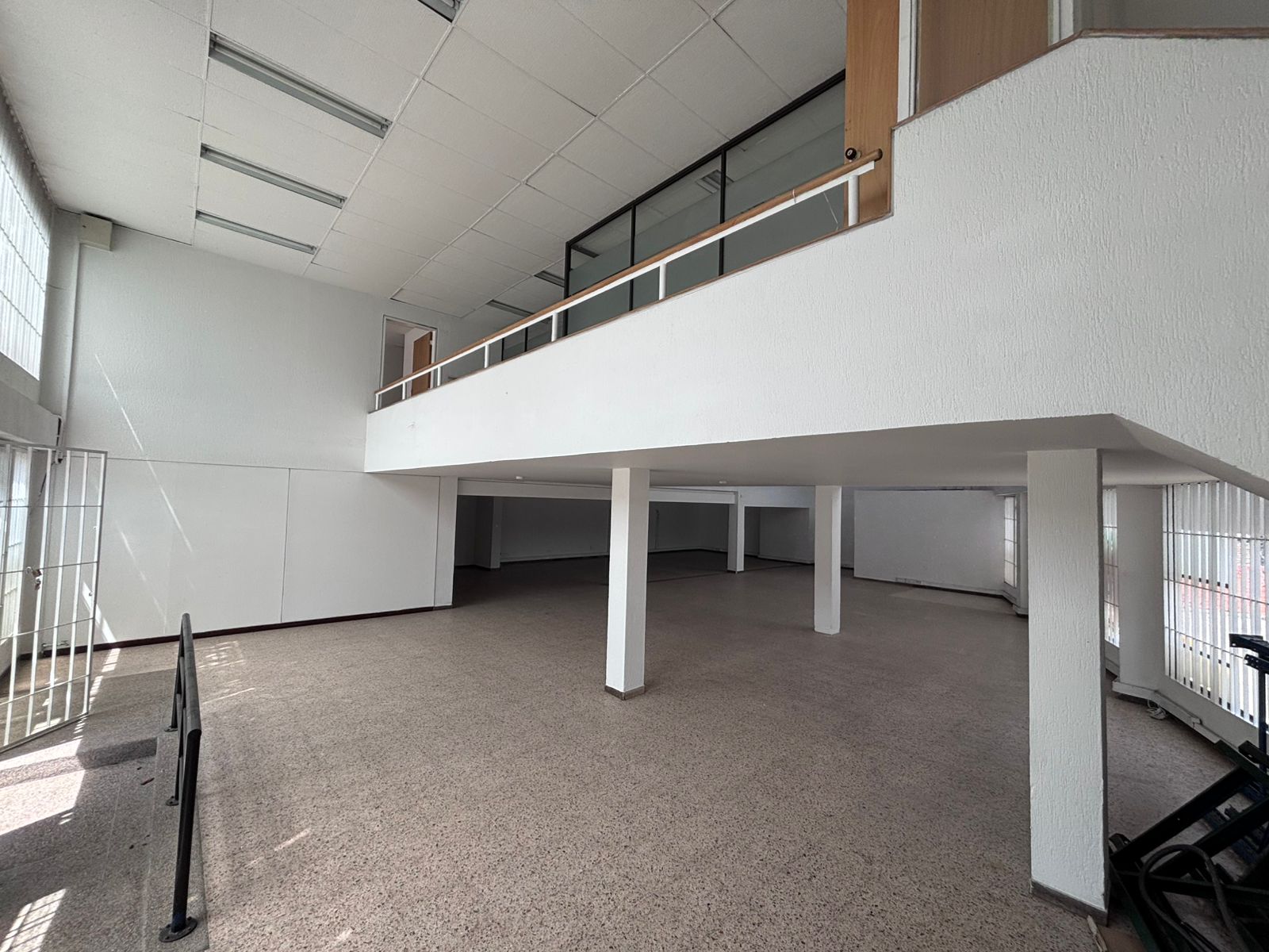 se arrienda local con oficinas en engativa