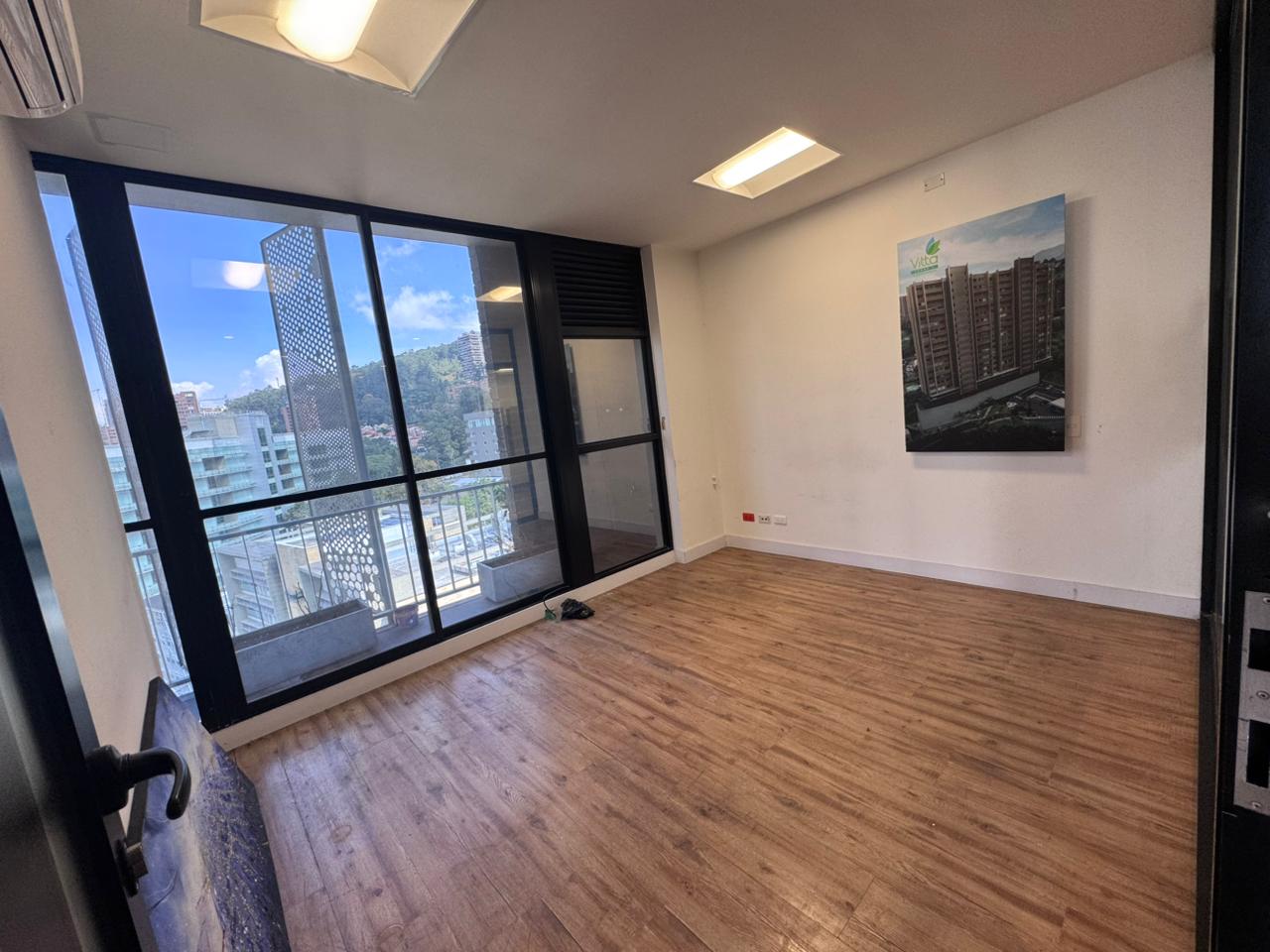 se vende oficina en el poblado