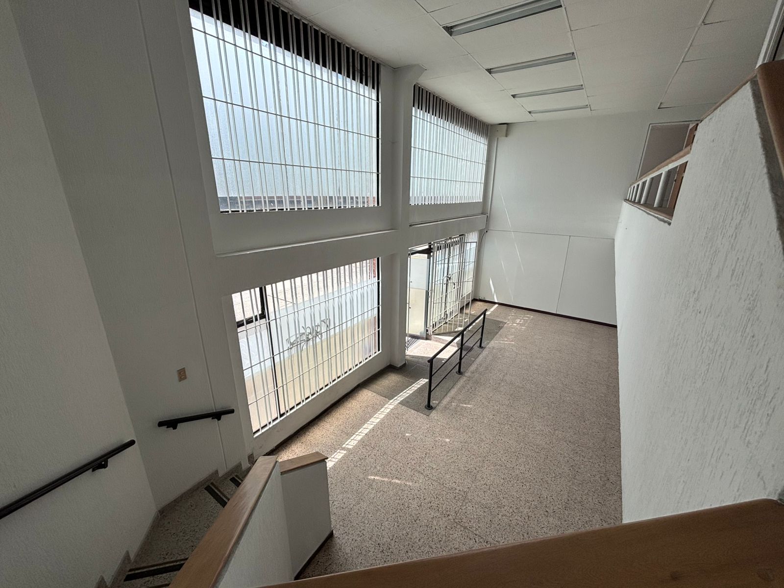 se arrienda local con oficinas en engativa