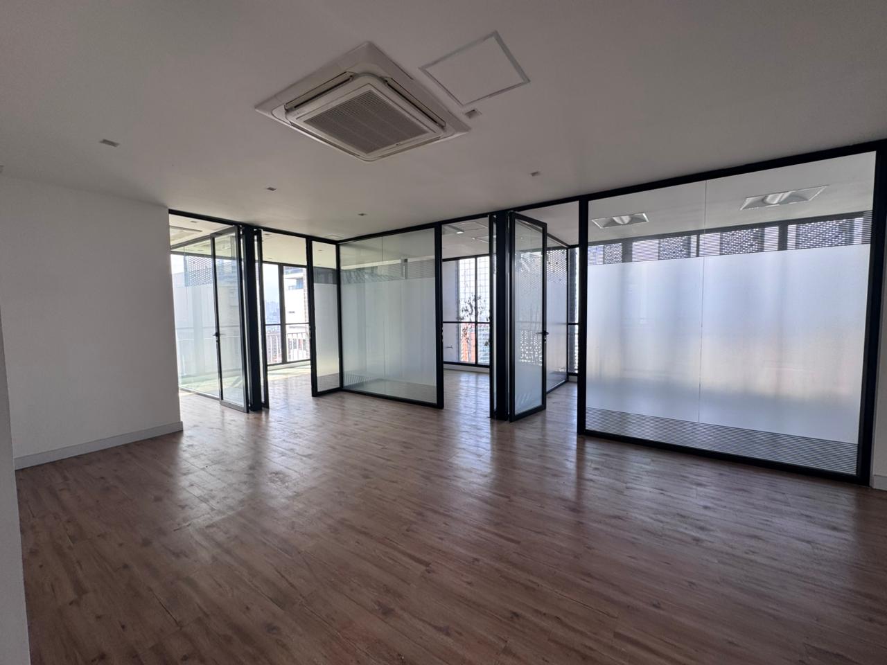 se vende oficina en el poblado