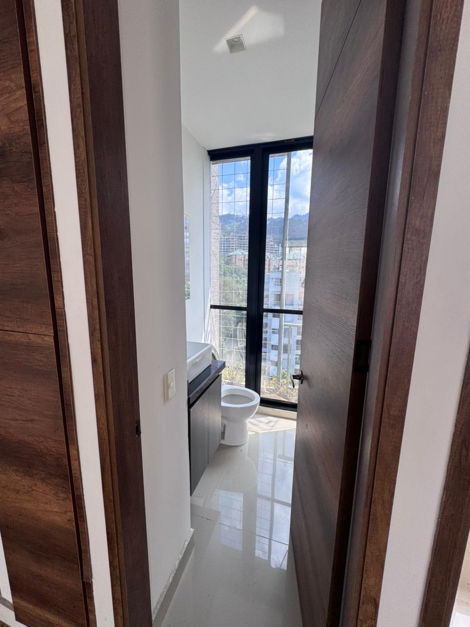 se vende oficina en el poblado