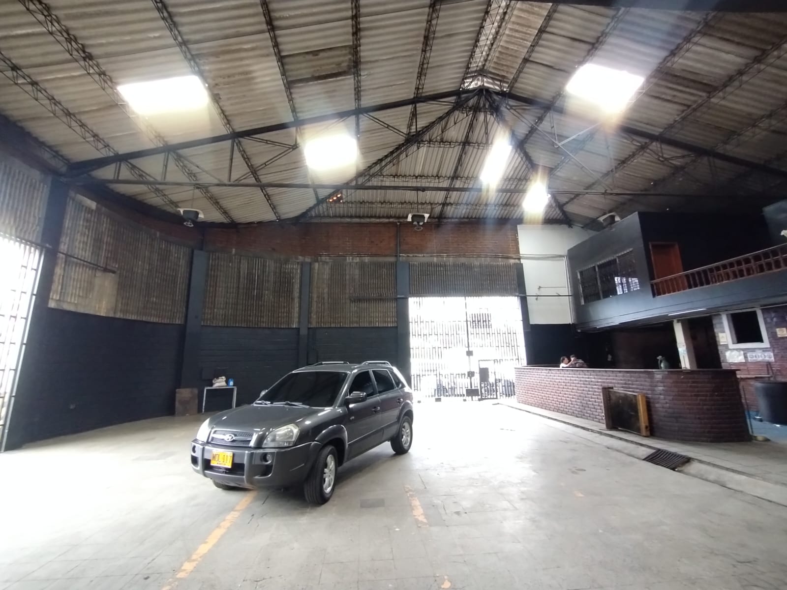 se arrienda bodega en medellin